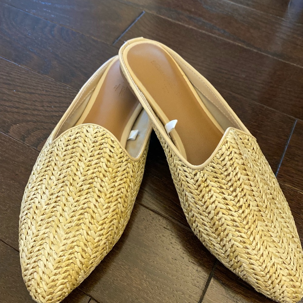 NWOT Universal thread Straw mules